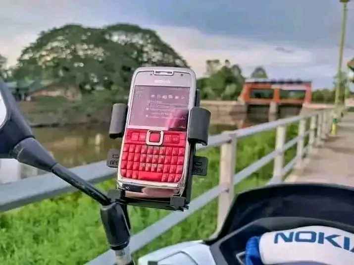 A picture of QWERTY KEYBOARD BUTTON PHONE WITH INTERNET ACCESS WHATSAPP FACEBOOK YOUTUBE