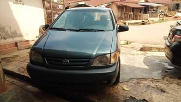 A picture of 2000 model toyota siena