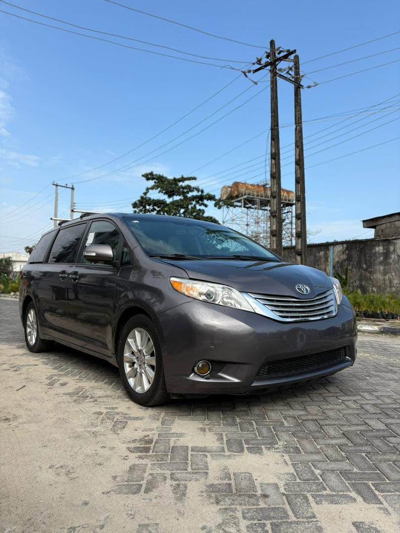 A picture of Toyota sienna XLE limited
