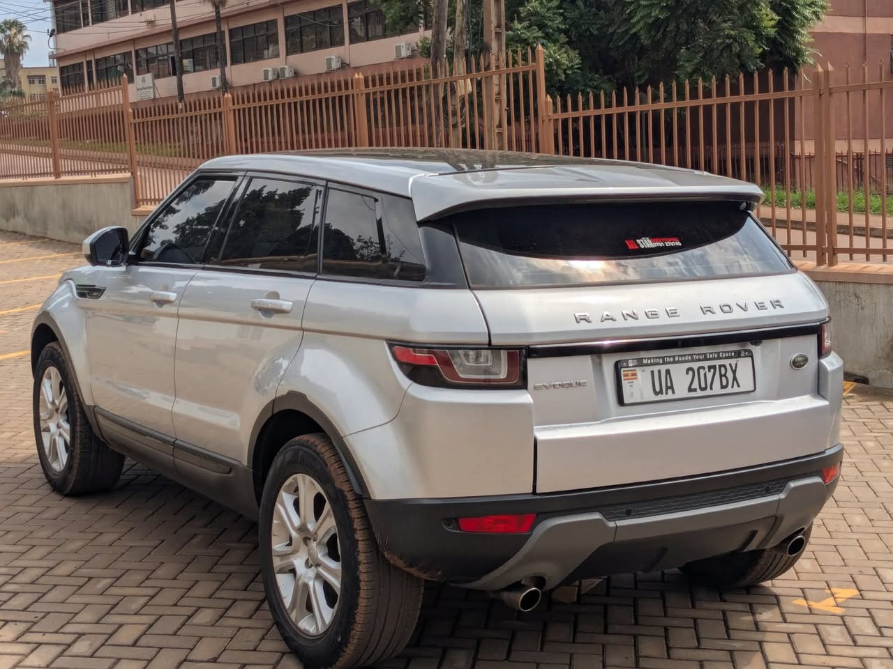 A picture of RANGE ROVER E VOGUE