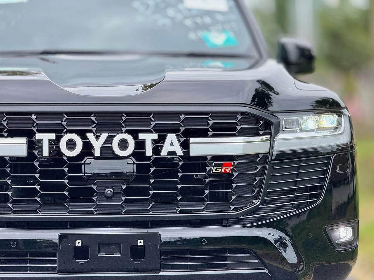 A picture of LANDCRUISER 300 SERIES PETROL Price 290 000 000 Year 2024