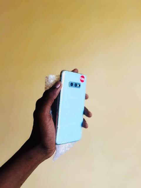 A picture of Samsung s10e