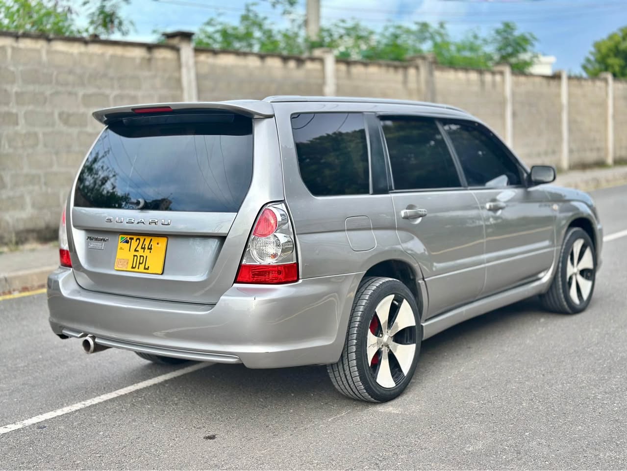 A picture of SUBARU FORESTER CROSSPORT 13 7M TOYOTA HARRIER BEI 23 7M