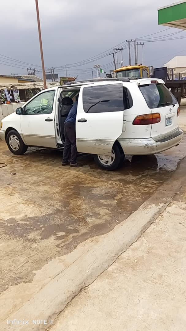 A picture of Toyota sienna 99