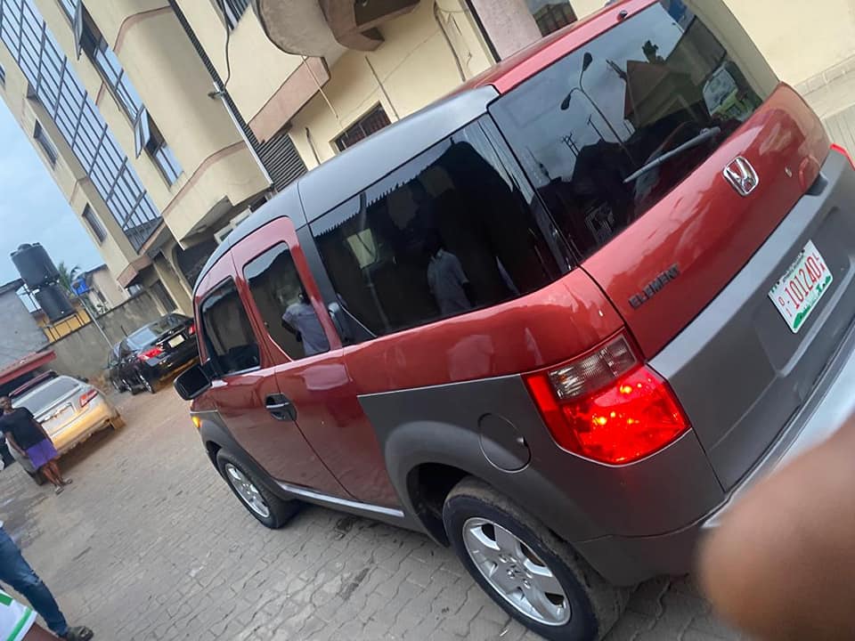 A picture of 2004 honda element