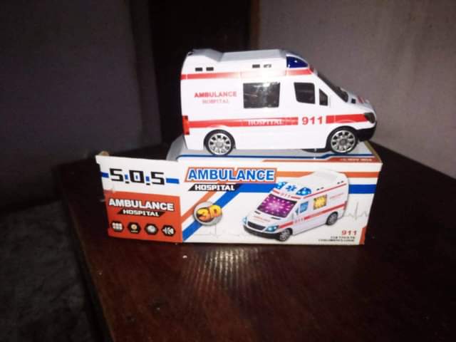 A picture of Gari ya watoto ya kutumia betri ambulance