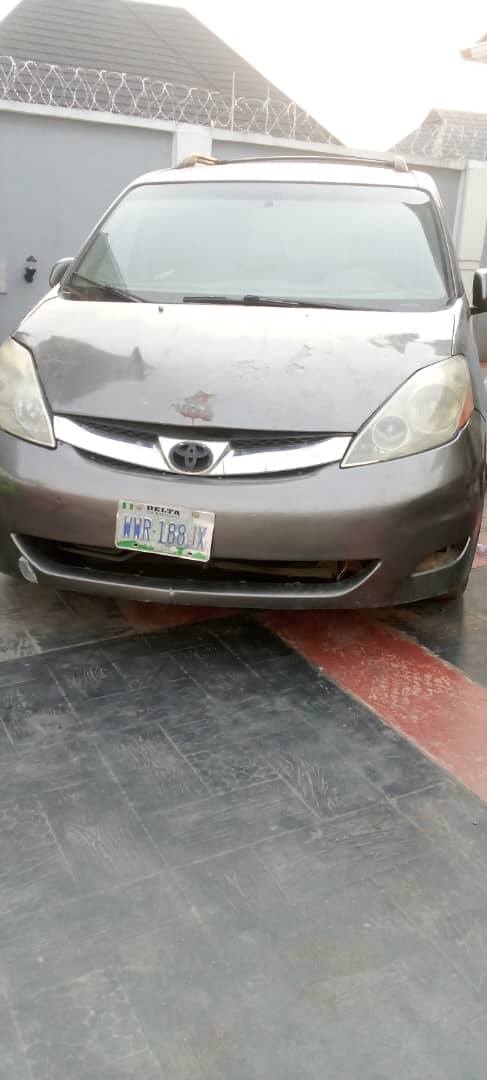 A picture of Dealers market Toyota sienna big Silent v6 engine Smooth gear