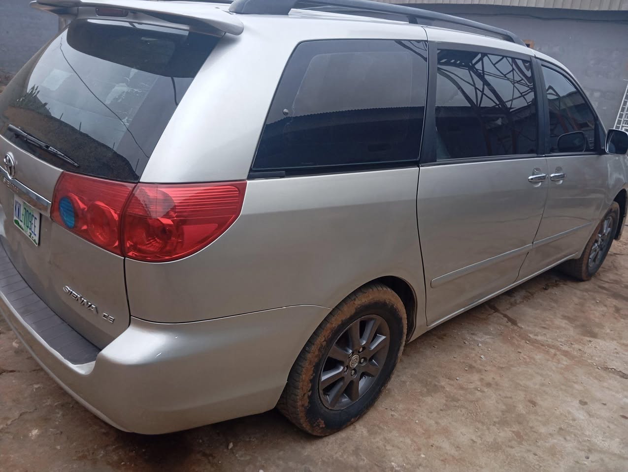 A picture of 2006 Toyota Sienna 206