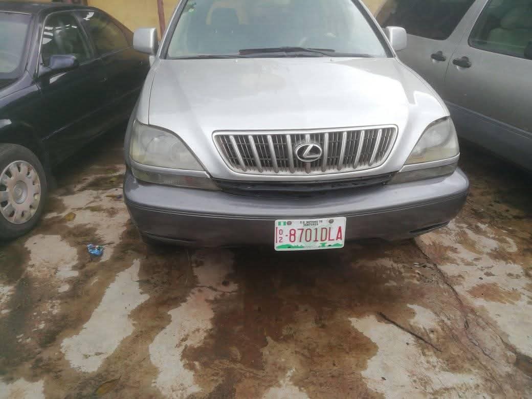 A picture of Lexus 300