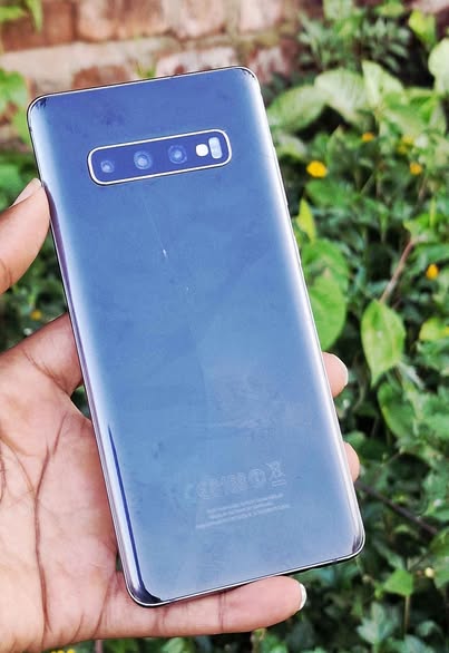 A picture of Samsung S10 plus