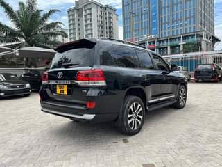A picture of LANDCRUISER V8