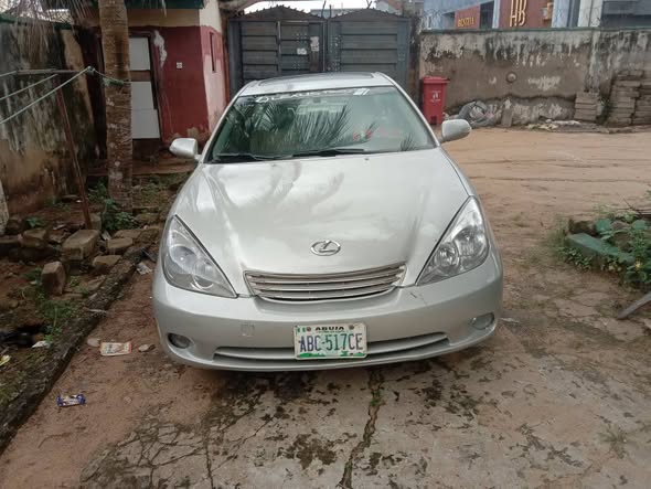A picture of Clean used Lexus es 300 first user from toks