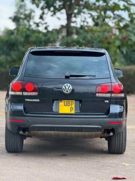 A picture of Volkswagen Tourage 2010 3 6cc V6 petrol 38M