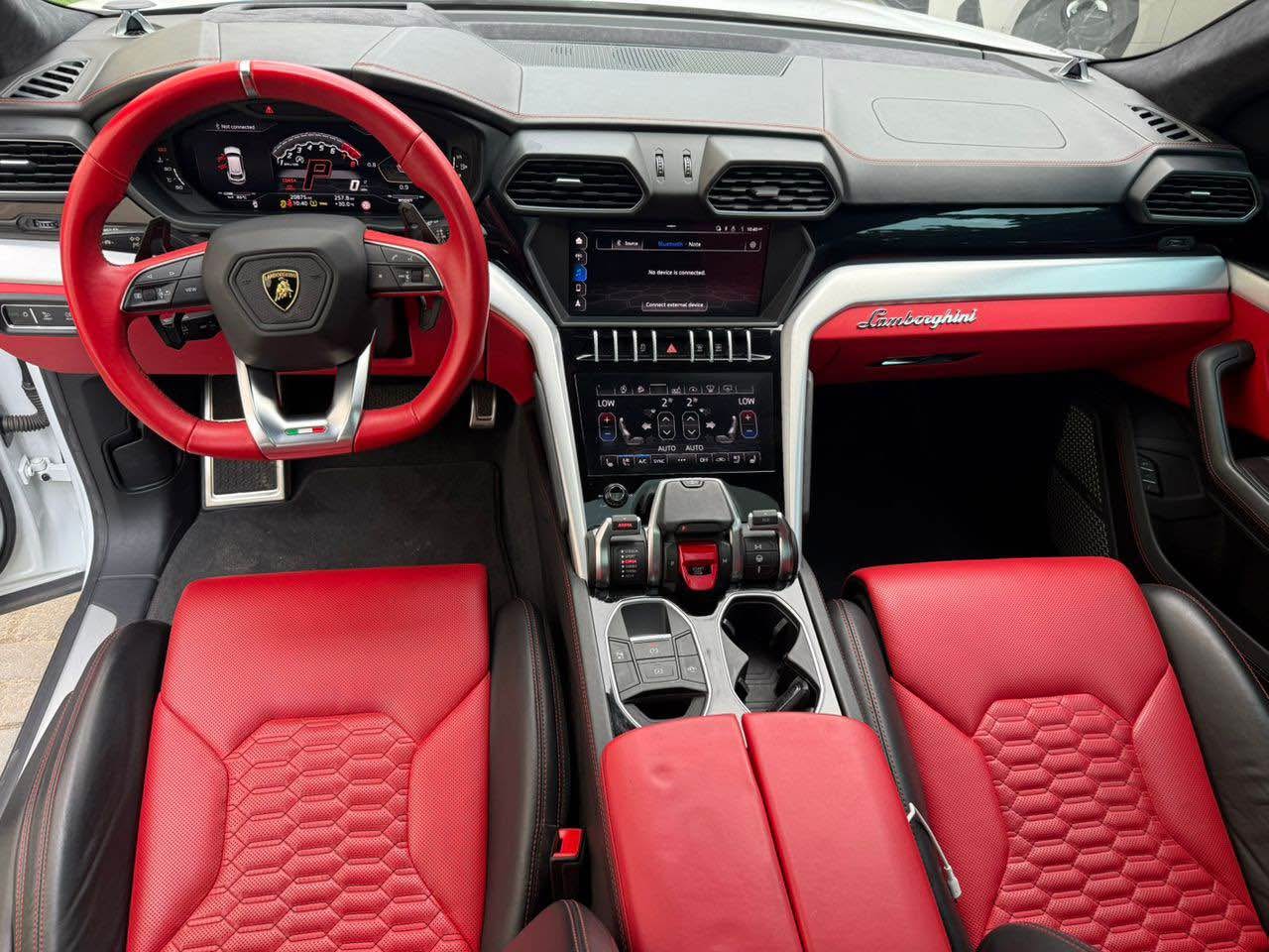 A picture of 2019Lamborghini urus fullest option Comes with duty