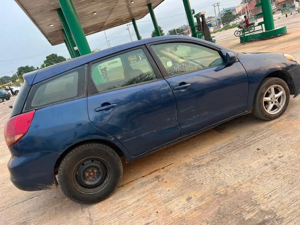 A picture of DISTRESS TOYOTA MATRIX 2003 MODEL