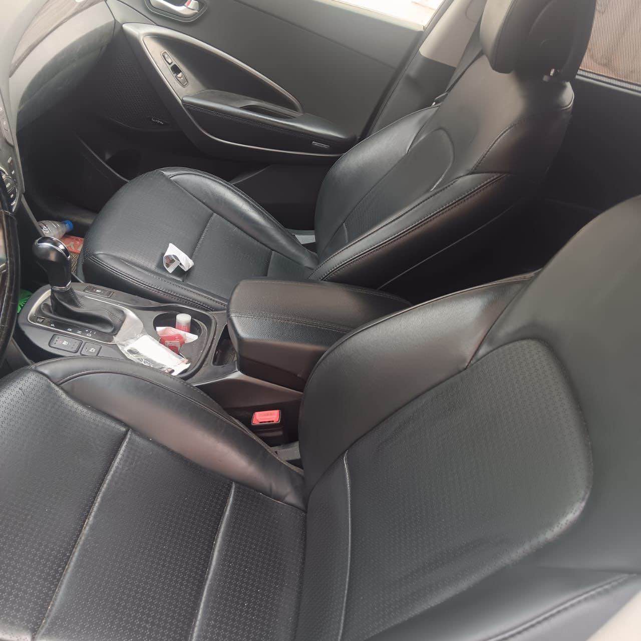 A picture of 2013 first body Hyundai SantaFe car is LIMITED edition keyless