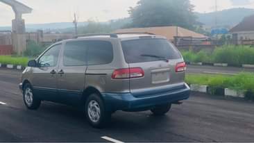 A picture of Sienna 2000 model