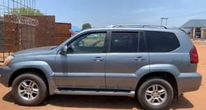 A picture of Lexus GX470 2004 model
