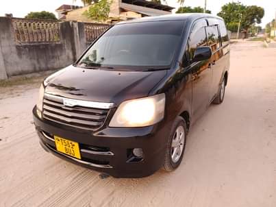 A picture of TOYOTA NOAH