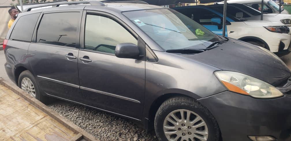 A picture of Toyota Sienna 07