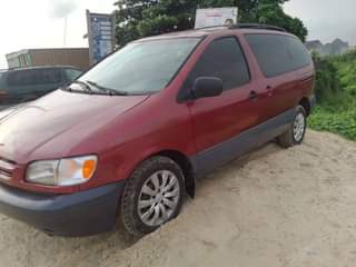 A picture of TOYOTA SIENNA 98 99 MODEL FIRST BODY