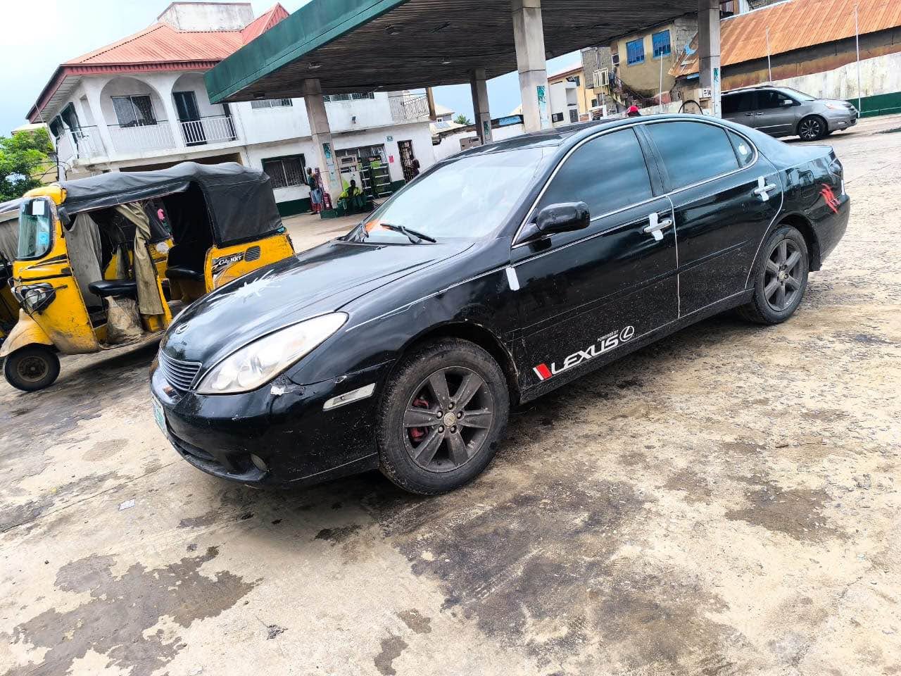 A picture of Toyota Lexus 06