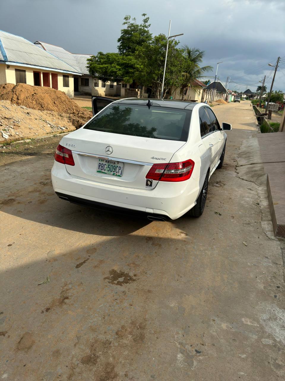 A picture of Mercedes E350 2011 model super clean