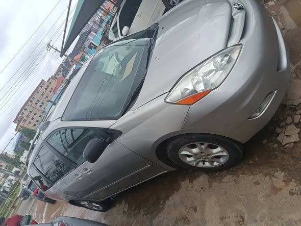 A picture of 1 month registered Toyota Sienna 2006 model XLE