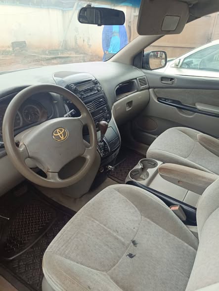 A picture of Toyota Sienna 06