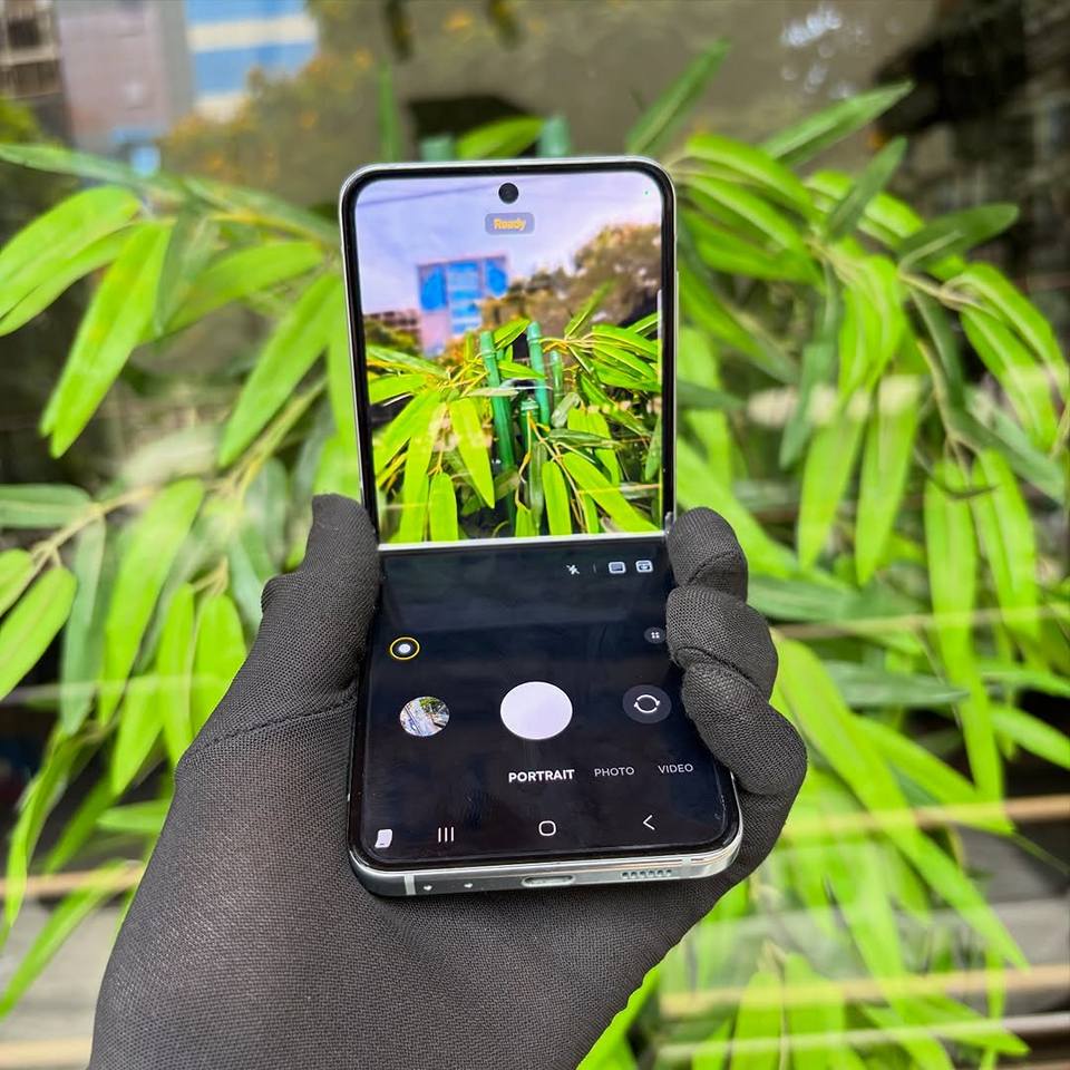 A picture of Samsung flip 5