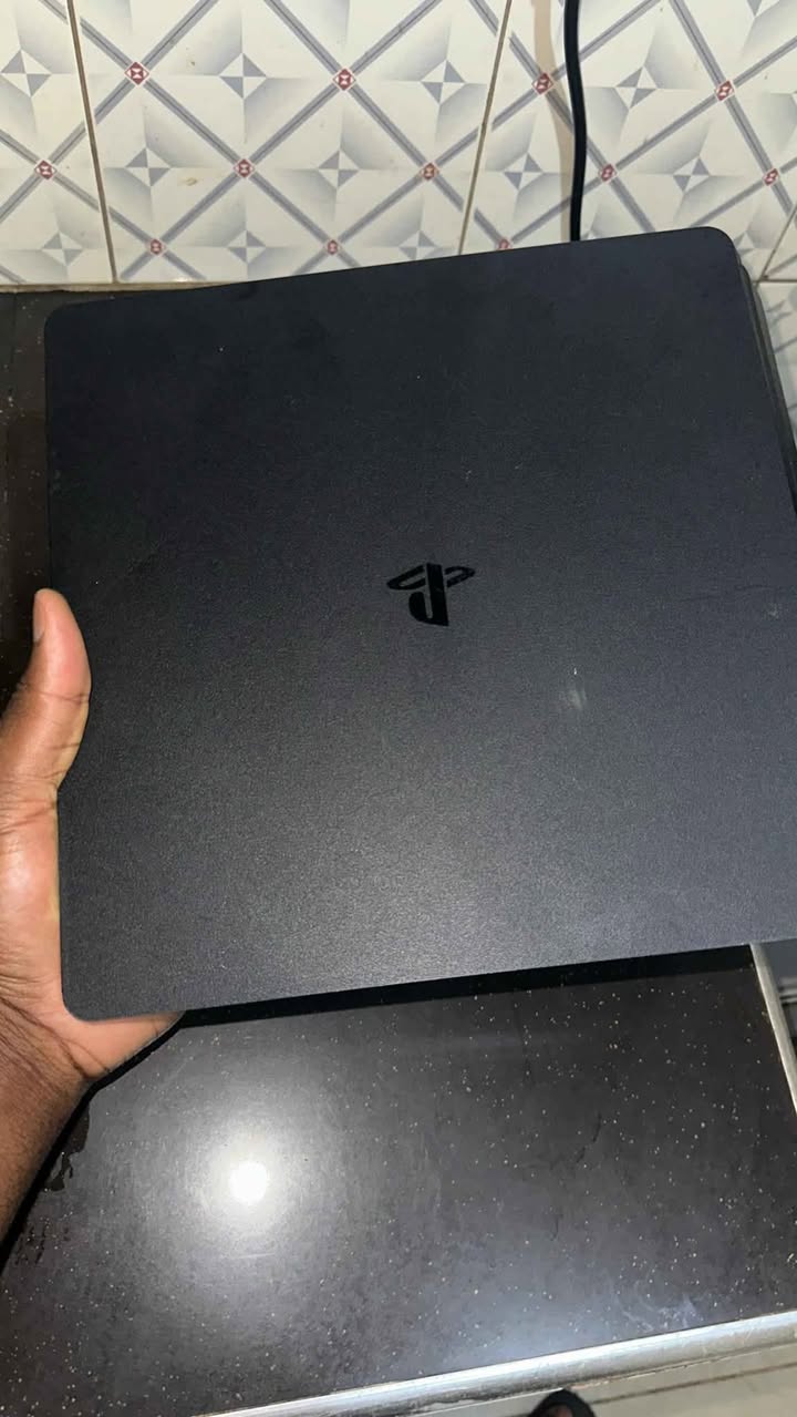 A picture of Ps4 console 2 pads FREE FIFA 24 CD