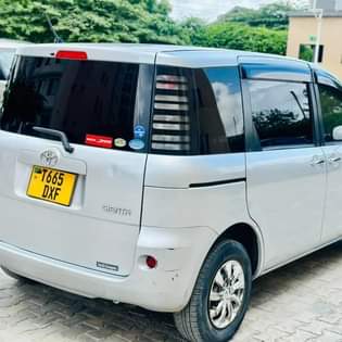 A picture of Toyota Sienta Price 11 Call0678682698 Gari ni nzuri sana Reg