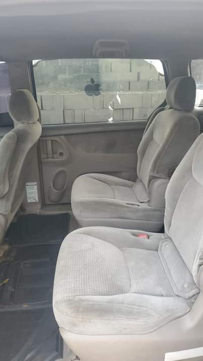 A picture of DEALER MARKET DEALER MARKET 2006 Toyota Sienna flash on first