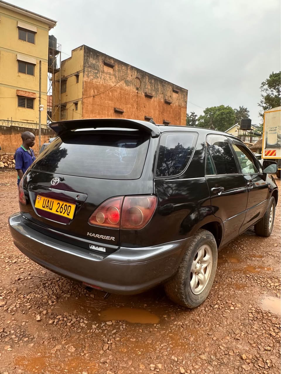 A picture of 2 2cc Toyota harrier 11m