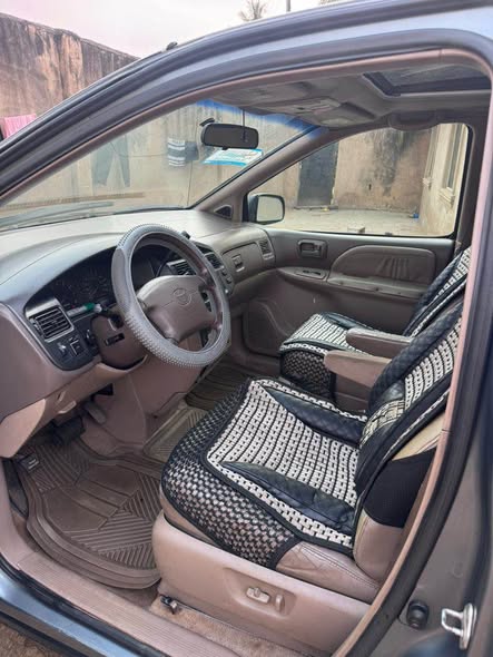 A picture of TOYOTA SIENNA 2001