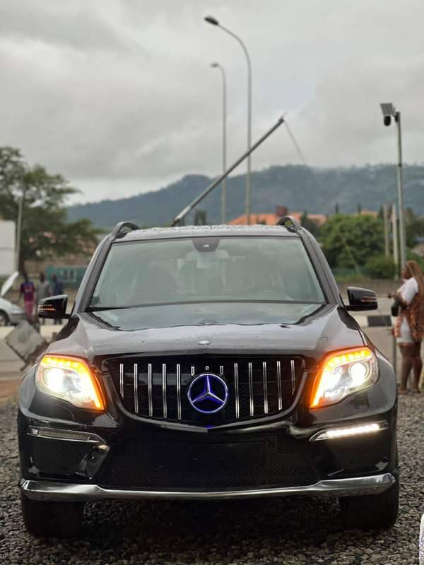 A picture of Crystal clean black on black 2015 GLK basic options with