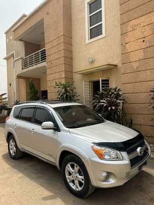 A picture of 2011 Rav 4 LIMITED PAINTED BODY v6 push to start