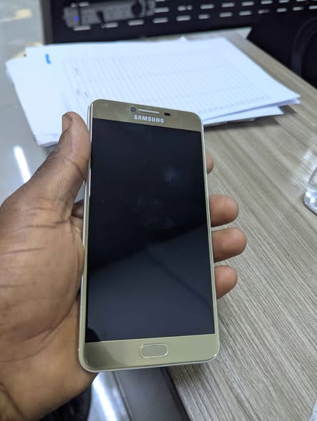 A picture of Sparkling clean SAMSUNG GALAXY C7 64GB 4 with front fingerprint