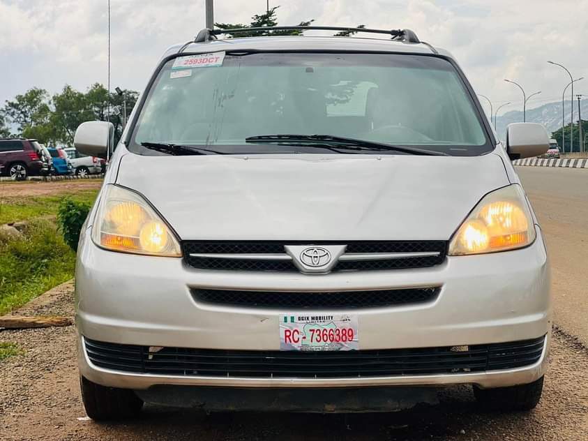 A picture of 2005 TOYOTA SIENNA