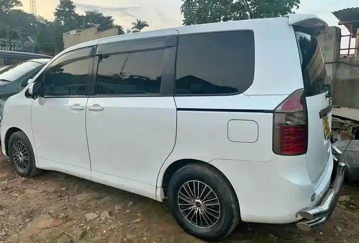A picture of 2009 2009 model toyota noah