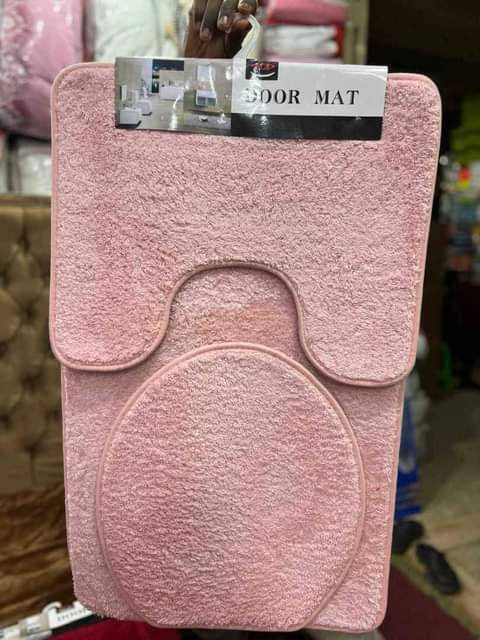 A picture of Toilet set and door mats