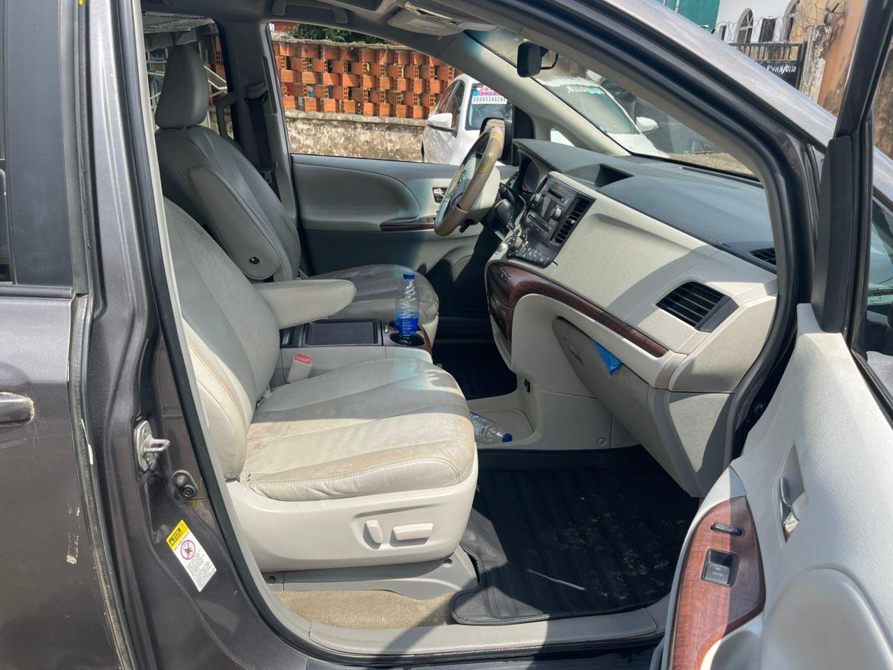 A picture of Toyota Sienna 2013 XLE