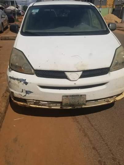 A picture of 2005 TOYOTA SIENNA