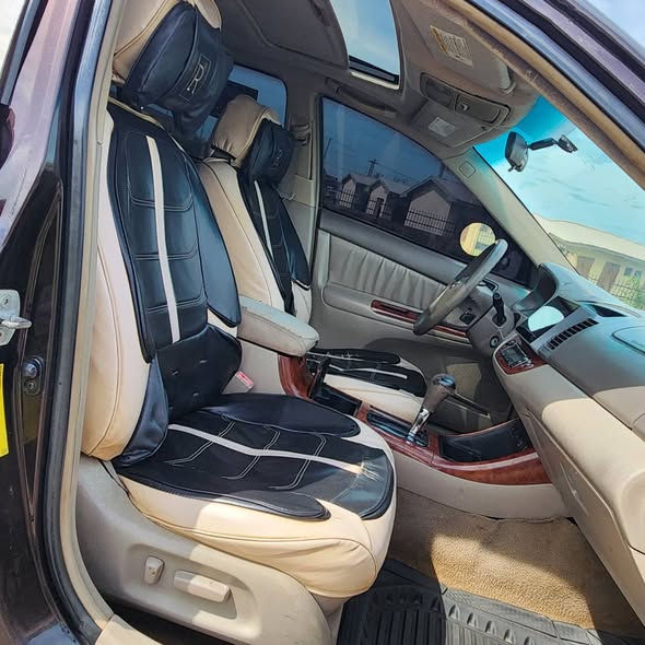 A picture of XLE 2004 CAMRY BIG DADDY COMES WITH A V6 ENGINE