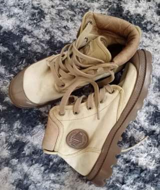 A picture of Hii ni palladium boots number 39 mpya mnoo