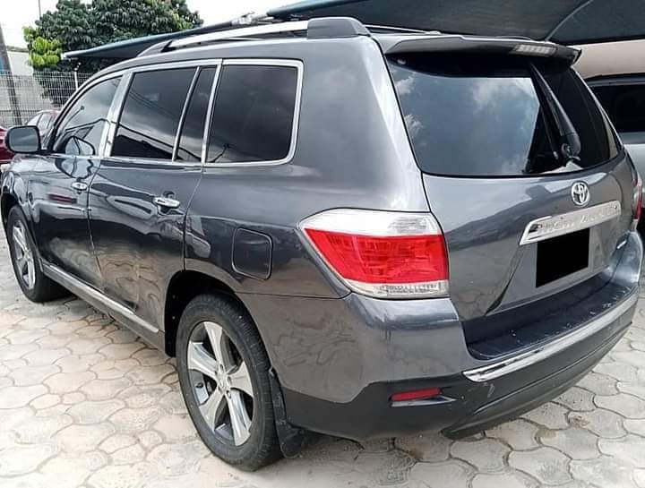 A picture of Toyota Highlander 2012