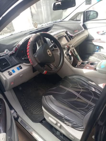 A picture of 2010 Toyota venza 1st body