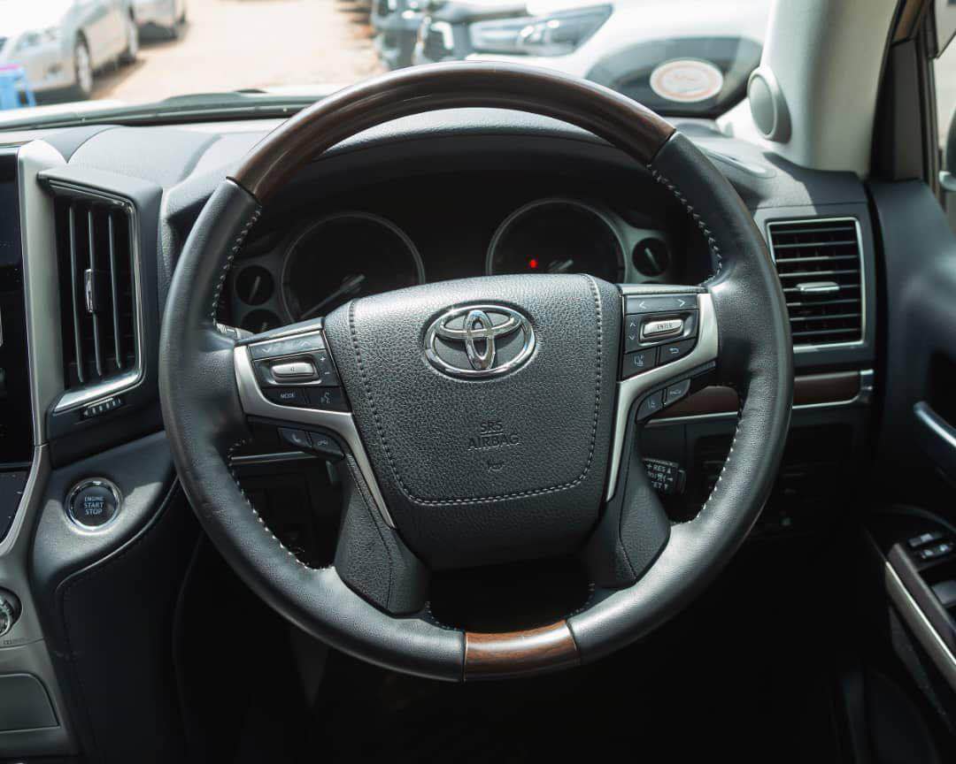 A picture of 2015 TOYOTA LAND CRUISER V8 ZX