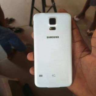 A picture of Samsung s5