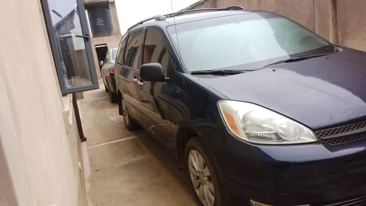 A picture of Toyota Sienna 06 FIRSTBODY